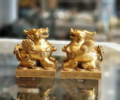 Tỳ hưu có cánh ngồi đế vuông D320