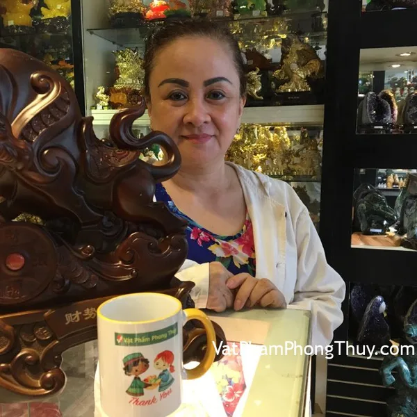 Cô Sen - khách hàng mua tượng trâu gỗ lớn A257