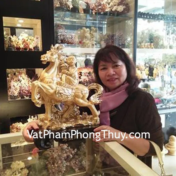 Chị Phương - khách hàng mua tượng mã thượng phong hầu K009M