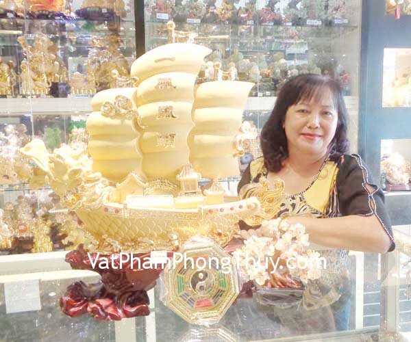 Cô Thủy - khách hàng mua Thuyền rồng vàng sa kim lớn K095M, Cây tài lộc thạch anh vàng mini KC047, Bát quái âm dương bọc nhôm vàng nhỏ K1218